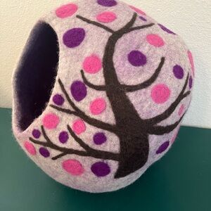 Hand crafted 100% sheep wool felt cat cave/ cat Pod